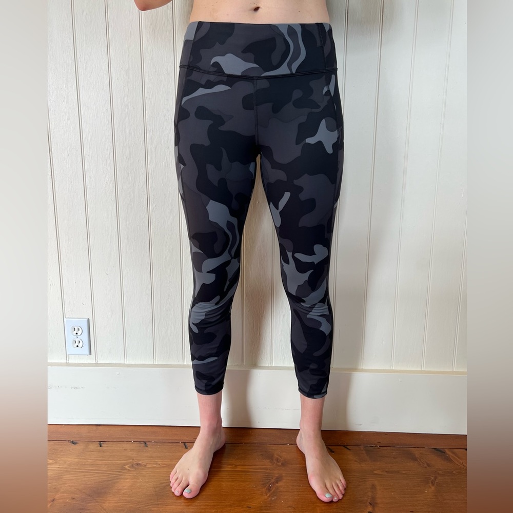ATHLETA Camo Contender 7/8 Tight, like new - M